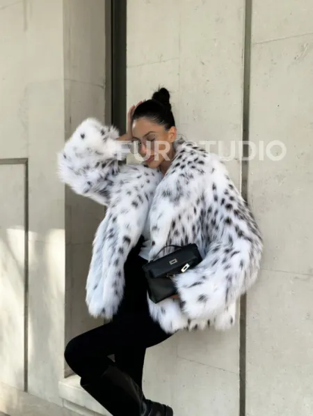Шуба из меха лисы под рысь - цвет белый, PREMIUM COLLECTION - фото 9