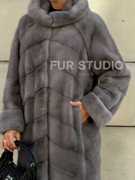 Шуба в диагональной выкладке меха норки, графит грей с капюшоном - фото 4