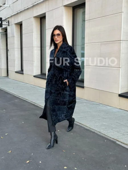 Пальто из меха каракуля с V-образным воротником, цвет Indigo Blue - фото 11