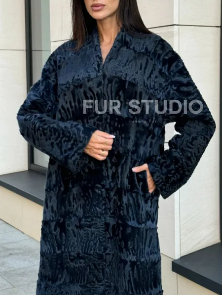 Пальто из меха каракуля с V-образным воротником, цвет Indigo Blue - фото 2