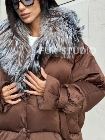 Женский зимний пуховик с мехом чернобурки - фото 1