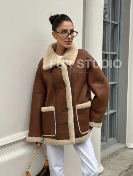 Современная коричневая дубленка из меха кёрли «Casual style» - фото 1