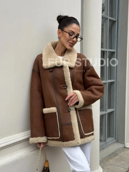 Современная коричневая дубленка из меха кёрли «Casual style» - фото 14