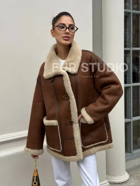 Современная коричневая дубленка из меха кёрли «Casual style» - фото 13