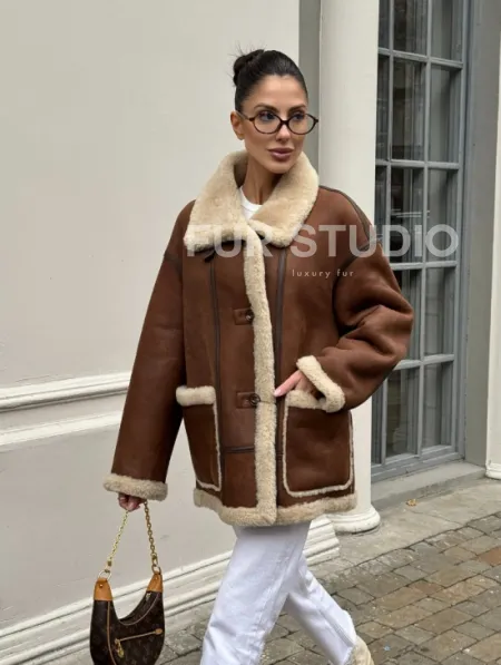 Современная коричневая дубленка из меха кёрли «Casual style» - фото 0