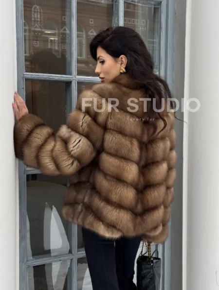 Шуба из меха куницы с V-образным воротником - фото 12