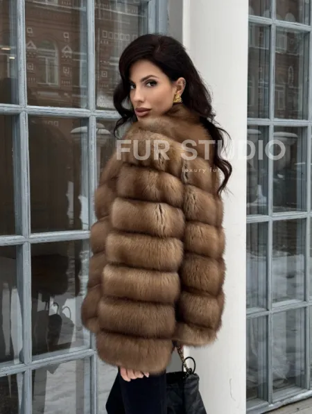 Шуба из меха куницы с V-образным воротником - фото 10