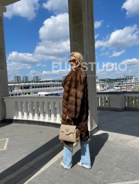 Удлиненная норковая шуба в цвете соболь - фото 2