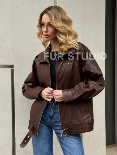 Коричневая кожаная курточка - бомбер на молнии - фото 7