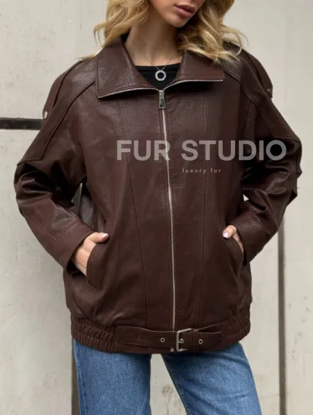 Коричневая кожаная курточка - бомбер на молнии - фото 2