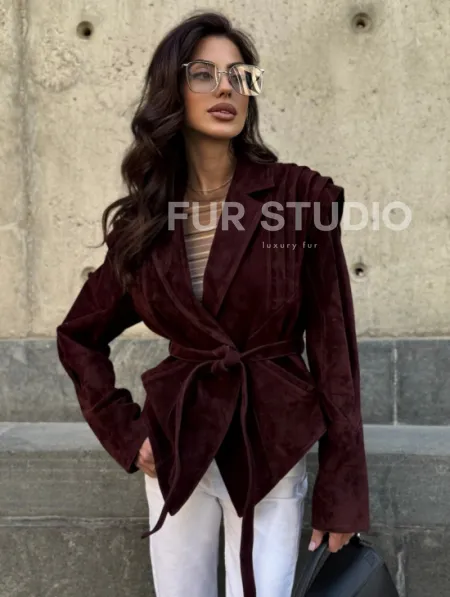 Модная приталенная куртка с плечами в стиле 90-х - фото 0