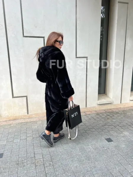 Шуба из норки Velvet с капюшоном в черном цвете - фото 11