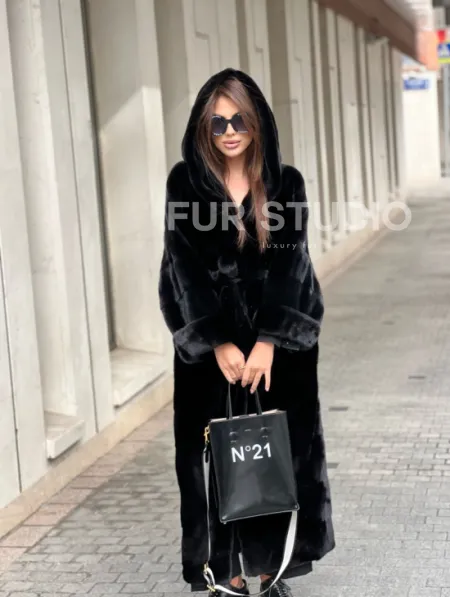 Шуба из норки Velvet с капюшоном в черном цвете - фото 4