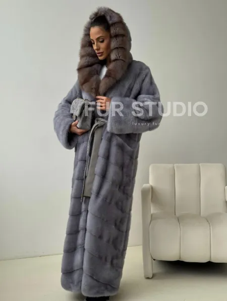 Голубая норковая шуба с капюшоном куницы - фото 4