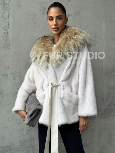 Светлая норковая шуба с капюшоном - фото 4