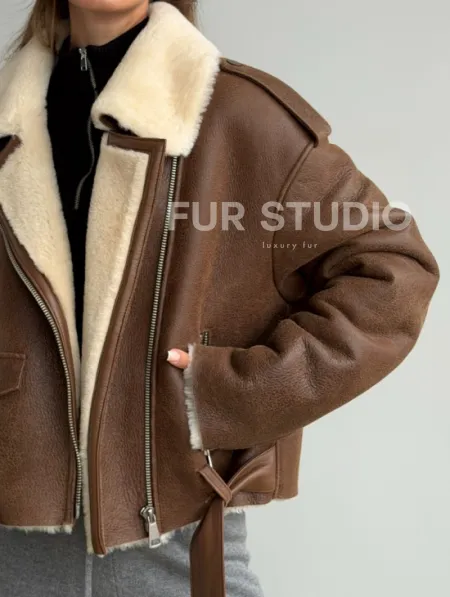 Короткая косуха-дубленка из овчины - фото 3