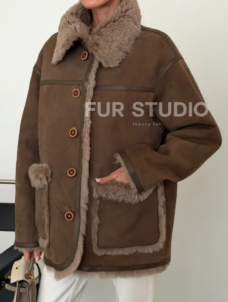 Коричневая замшевая дубленка на мехе тиградо - фото 3