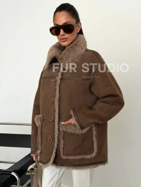 Коричневая замшевая дубленка на мехе тиградо - фото 6