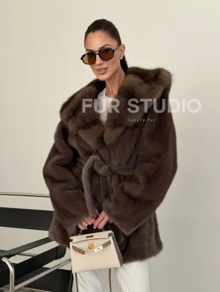 Коричневый норковый полушубок с мехом куницы - фото 8