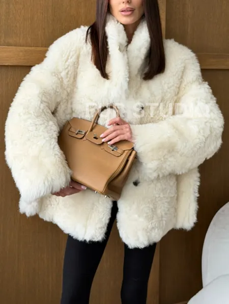 Светлая женская двухсторонняя дубленка - фото 5