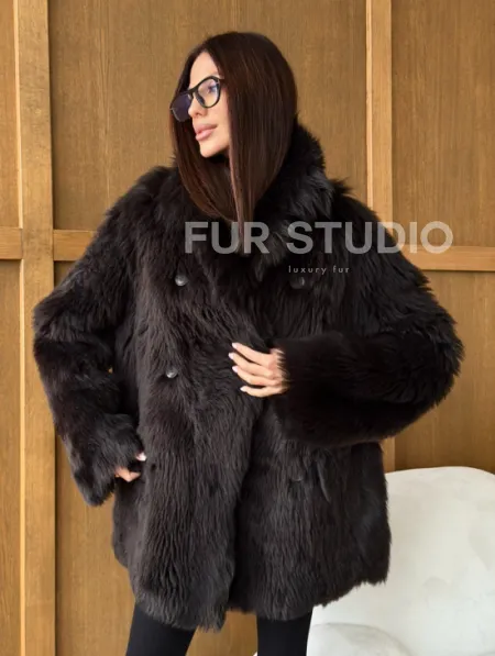 Двухсторонняя коричневая дубленка - фото 10