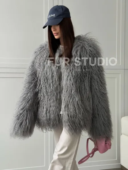 Серая шуба из натурального меха ламы - фото 6