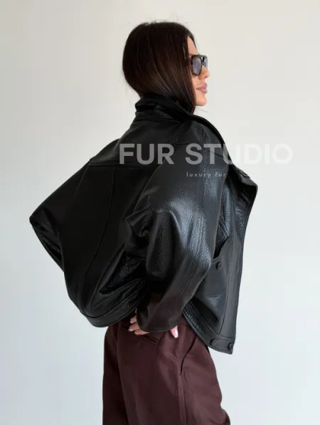 Черная женская кожаная куртка - фото 14