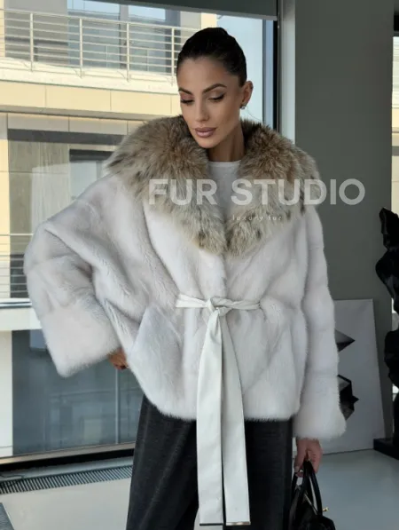 Белое норковое пончо-шуба с капюшоном из рыси - фото 7