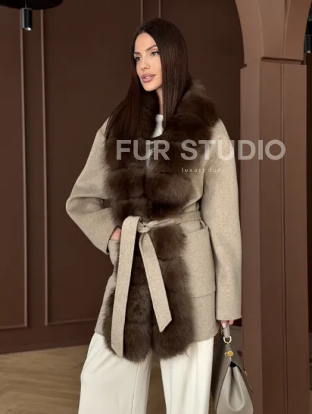 Пальто с отделкой из меха песца - фото 11