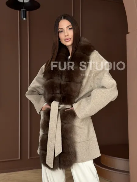 Пальто с отделкой из меха песца - фото 15