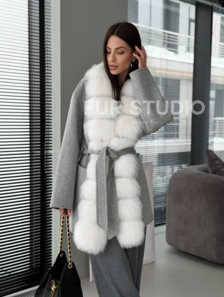 Серое пальто с меховым воротником - фото 18