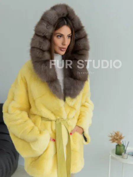 Норковое пончо - шуба с капюшоном из меха куницы - желтого цвета - фото 0