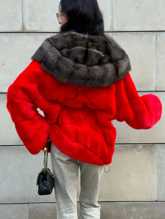 Полушубок из меха норки с капюшоном из куницы в карминовом цвете (красный) - фото 10