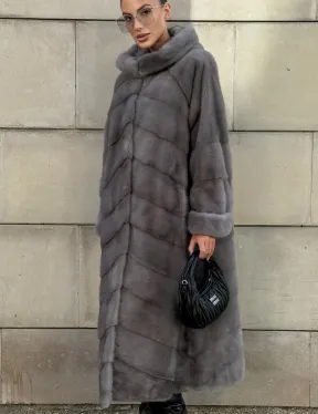 Шуба в диагональной выкладке меха норки, графит грей с капюшоном - фото 9