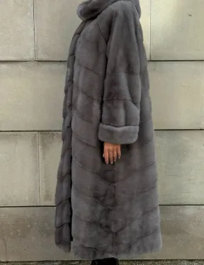 Шуба в диагональной выкладке меха норки, графит грей с капюшоном - фото 7