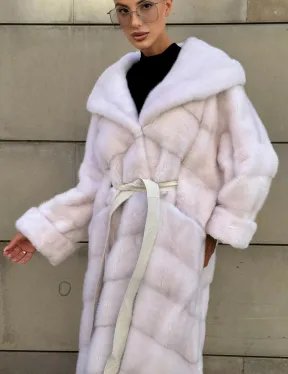 Шуба в диагональной выкладке меха норки White ice с капюшоном - фото 5