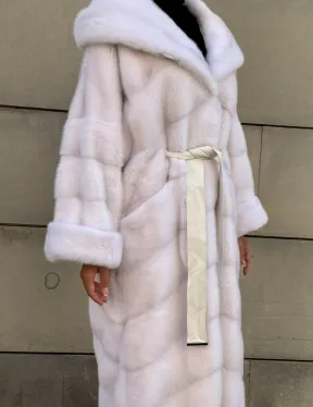 Шуба в диагональной выкладке меха норки White ice с капюшоном - фото 4