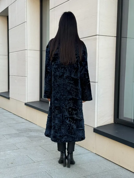 Пальто из меха каракуля с V-образным воротником, цвет Indigo Blue - фото 5