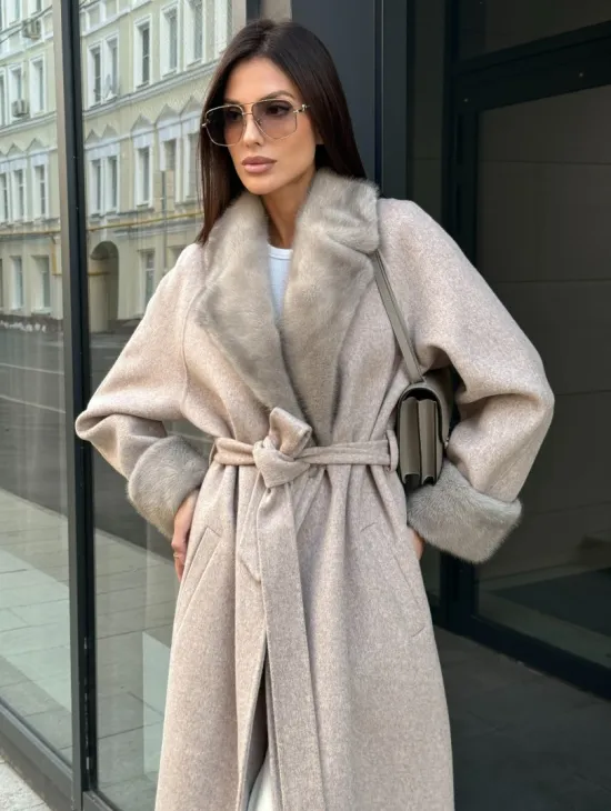 Женское демисезонное пальто с отделкой из меха норки - фото 4