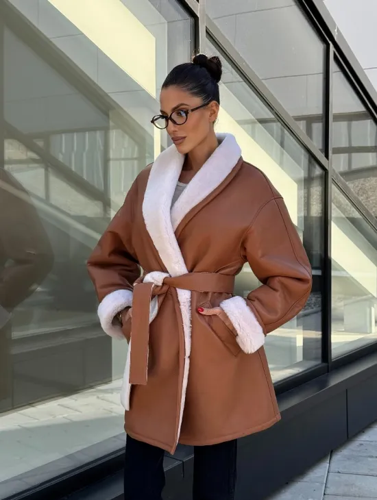 Женская дублёнка на запах с поясом - цвет кэмел - фото 10