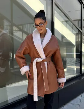 Женская дублёнка на запах с поясом - цвет кэмел - фото 9