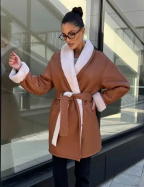 Женская дублёнка на запах с поясом - цвет кэмел - фото 6