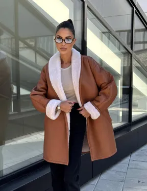 Женская дублёнка на запах с поясом - цвет кэмел - фото 11