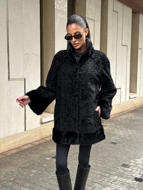 Черное полупальто из меха каракульчи, стойка воротник и манжет из норки - фото 14