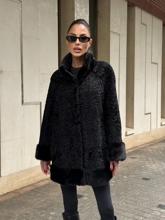 Черное полупальто из меха каракульчи, стойка воротник и манжет из норки - фото 12