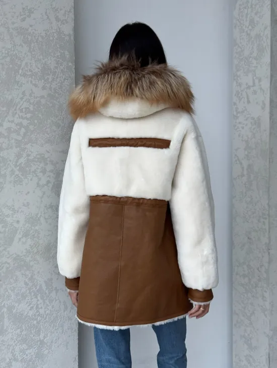 Модная натуральная дубленка из овчины, капюшон с отделкой из меха лисы - фото 4