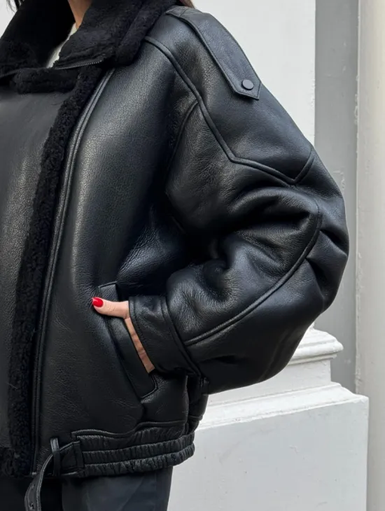 Укороченная женская дубленка - бомбер с двойным воротником - фото 1