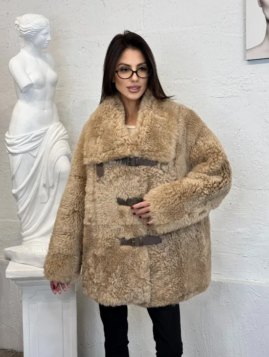 Бежевая женская дубленка из натуральной овчины Тиградо средней длины с отложным воротником - фото 11