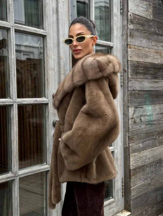 Шуба Luxury Fashion из плюшевой норки VELVET с капюшоном из меха куницы - фото 8