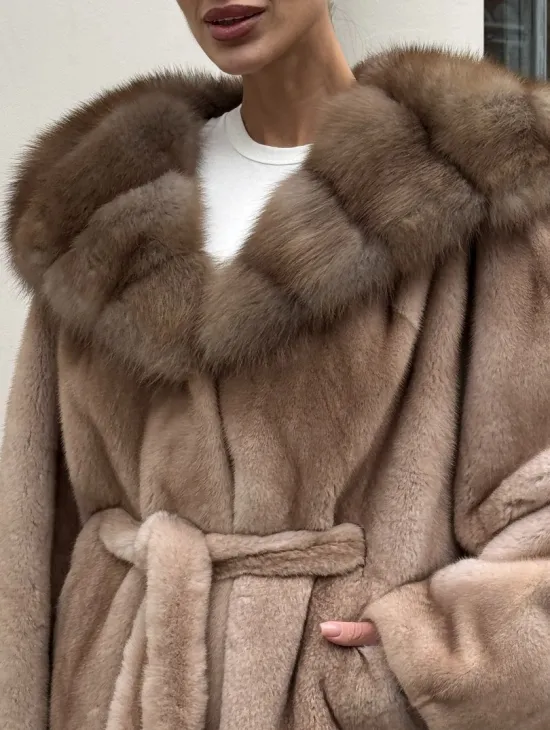 Шуба - пончо под пояс из плюшевой норки с капюшоном из меха куницы - фото 1